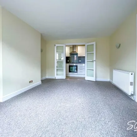 Image 3 - St John, Purewell, Christchurch, BH23 3LR, United Kingdom - Apartment for rent