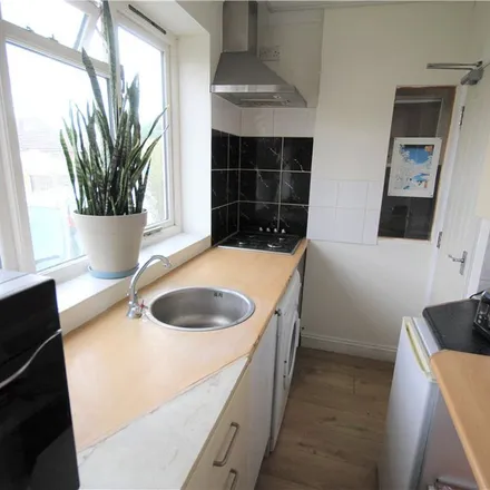Image 2 - Larchwood Drive, Englefield Green, TW20 0SQ, United Kingdom - Apartment for rent