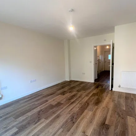 Image 2 - Weston Avenue, Wickhurst Green, RH12 3XE, United Kingdom - Apartment for rent