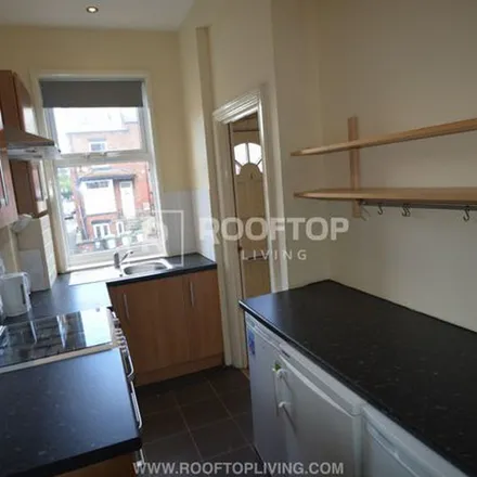 Image 6 - Royal Park Grove, Leeds, LS6 1HF, United Kingdom - Townhouse for rent