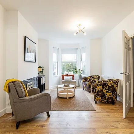 Rent this 3 bed townhouse on 186 Choumert Road in London, SE15 4AA