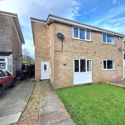 Rent this 3 bed duplex on Coniston Road in Dronfield, S18 8PG