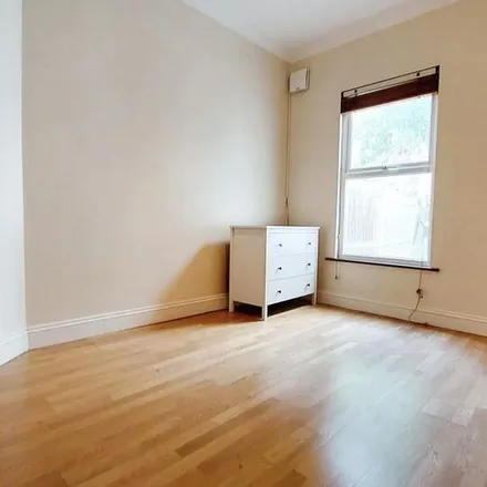 Image 7 - Squires Lane, London, N3 2FA, United Kingdom - Apartment for rent