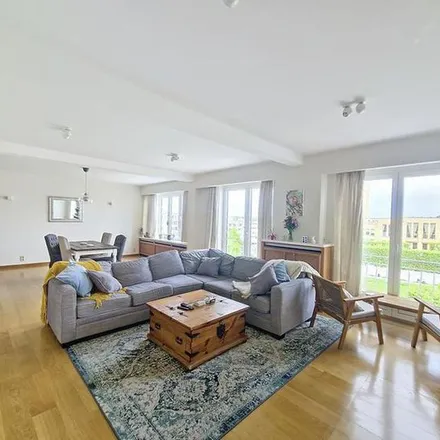 Rent this 3 bed apartment on Tomberg in 1200 Woluwe-Saint-Lambert - Sint-Lambrechts-Woluwe, Belgium