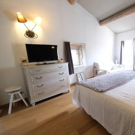 Rent this 2 bed house on Cheval Blanc in 84460 Cheval-Blanc, France
