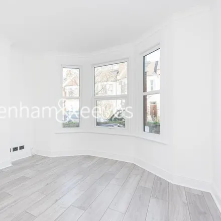 Rent this 3 bed townhouse on Drayton Avenue in London, W13 0LF
