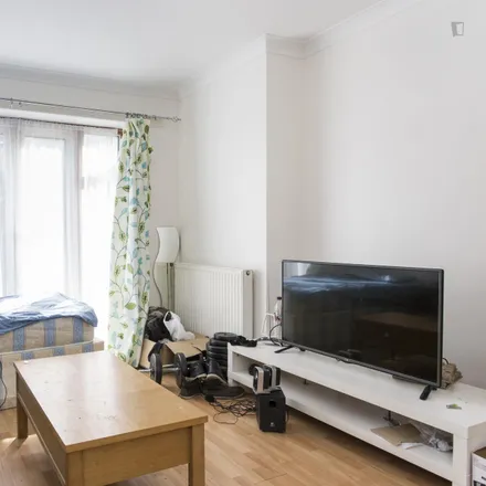 Image 3 - Bowes Road, London, W3 7AD, United Kingdom - Room for rent