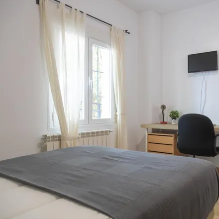 Rent this 5 bed room on Madrid in Sanchidrián - Ctra. Carabanchel a Aravaca, Calle Sanchidrián