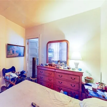 Image 5 - 84-25 85th Avenue, New York, NY 11421, USA - House for sale