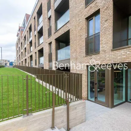 Image 7 - Inglis Way, London, NW7 1TP, United Kingdom - House for rent