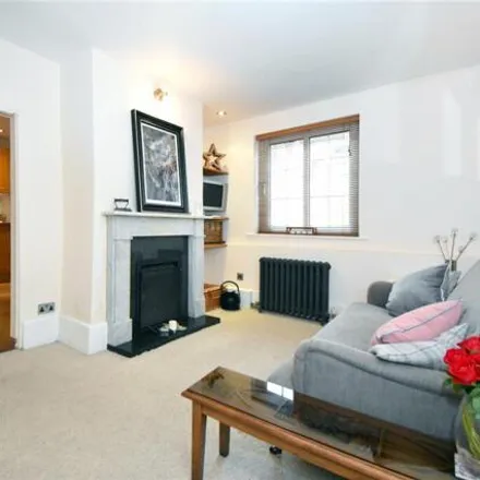 Image 4 - The Bear, The Parade, Marlborough, SN8 1DS, United Kingdom - Townhouse for sale
