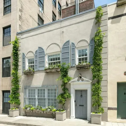 Image 2 - 1 Washington Mews, New York, NY 10003, USA - Apartment for rent