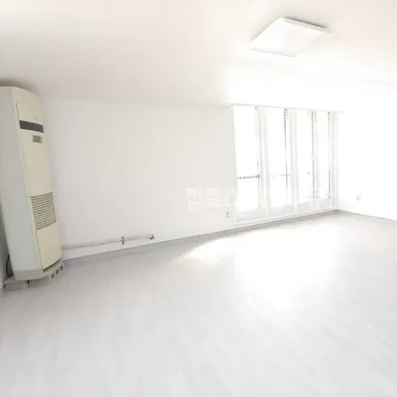 Rent this studio apartment on 서울특별시 강남구 역삼동 681-30