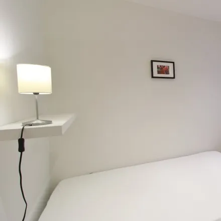 Rent this 3 bed room on Rue du Poinçon - Priemstraat 17 in 1000 Brussels, Belgium