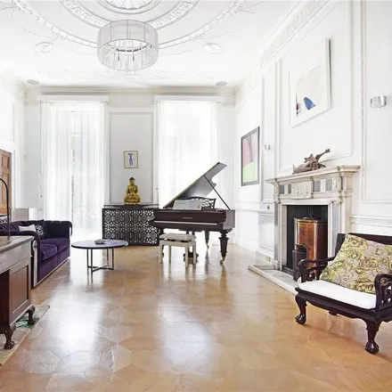 Rent this 8 bed townhouse on 15 Devonshire Place in East Marylebone, London