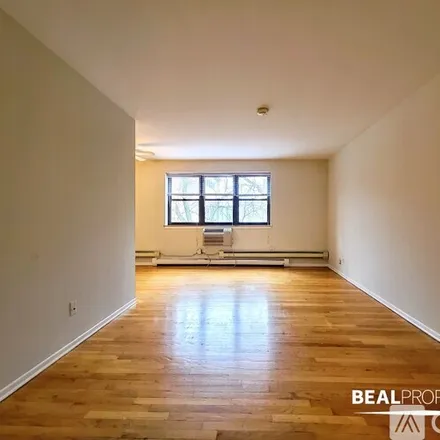 Rent this studio apartment on 660 W Wrightwood Ave