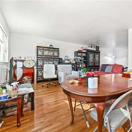Image 2 - 45-36 220th Place, New York, NY 11361, USA - House for sale
