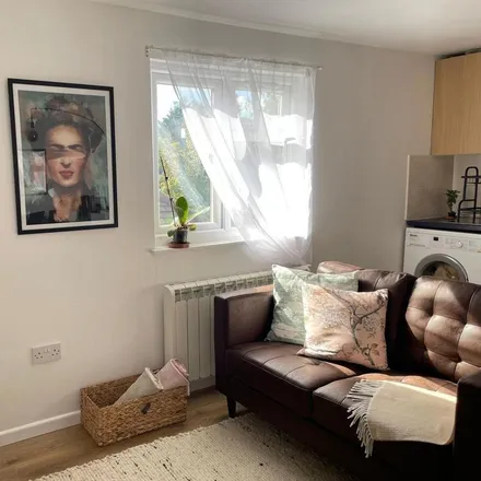 Image 2 - Conway Road, London, TW4 5LR, United Kingdom - Apartment for rent