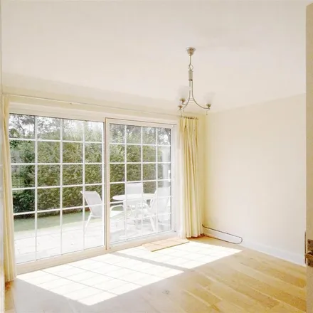 Image 5 - Old Farmhouse Drive, Oxshott, KT22 0EY, United Kingdom - House for rent