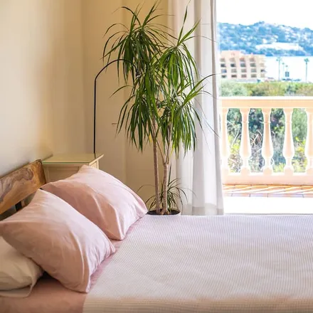 Rent this 2 bed house on Airbnb: Calle Maravillas Norte 10 in portal 3, flat 2A 18697 La Herradura