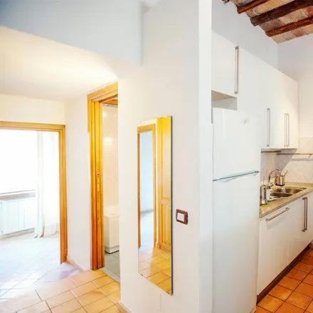 Rent this studio apartment on Via della Lungaretta 97