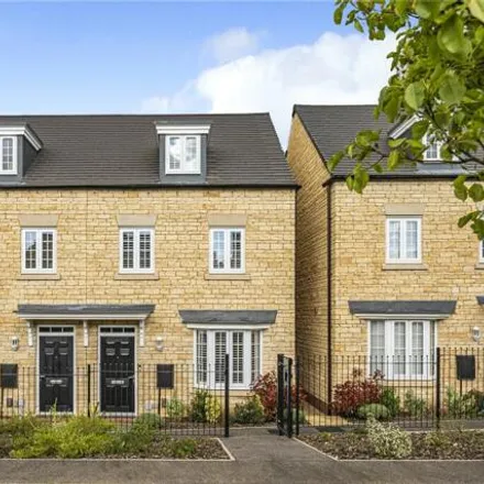 Buy this 3 bed townhouse on Squirrel Gardens in Witney, OX28 6NS