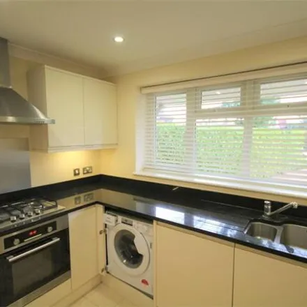 Image 5 - Austenwood Close, Gerrards Cross, SL9 9DY, United Kingdom - Townhouse for sale