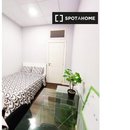 Rent this 7 bed room on Avenida de Cesáreo Alierta in 1, 50013 Zaragoza
