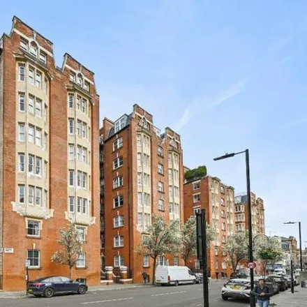 Rent this 4 bed apartment on Windsor Court in Moscow Road, London