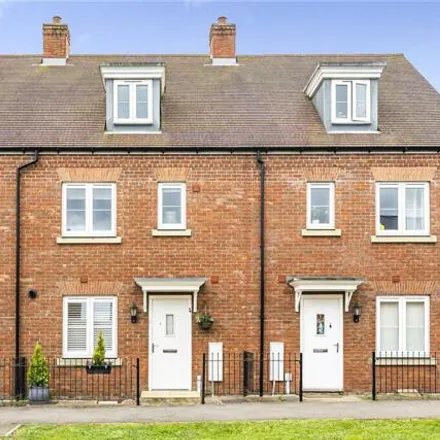 Buy this 3 bed townhouse on Needlepin Way in Buckingham, Buckinghamshire