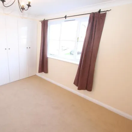 Image 4 - Alexandra Gardens, Knaphill, GU21 2DL, United Kingdom - Apartment for rent