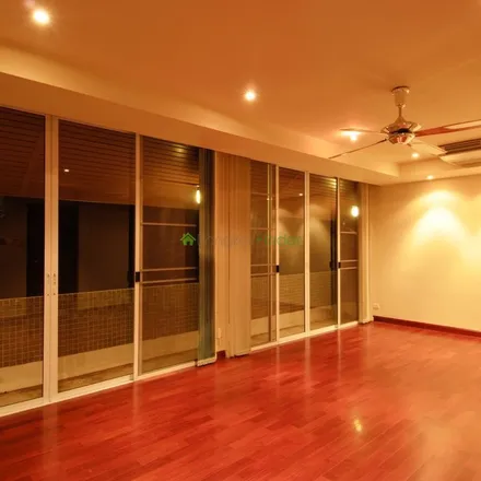 Rent this 5 bed apartment on 61/4-5 in Soi Thong Lo 1, Vadhana District