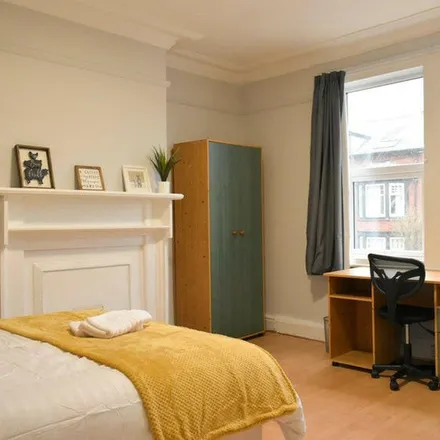 Rent this 6 bed apartment on 28 in 30A Estcourt Avenue, Leeds