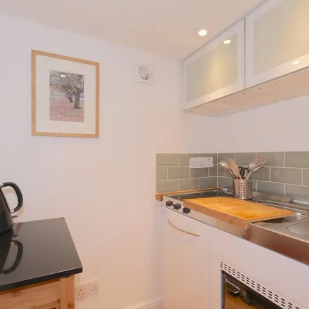 Rent this 1 bed apartment on Lynton Road in London, SE1 5LJ