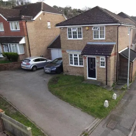 Buy this 3 bed house on Harvey's Hill in Luton, LU2 7YL