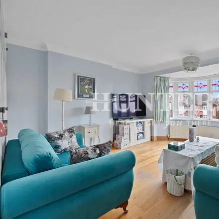 Rent this 5 bed house on 54 Osidge Lane in London, N14 5JN