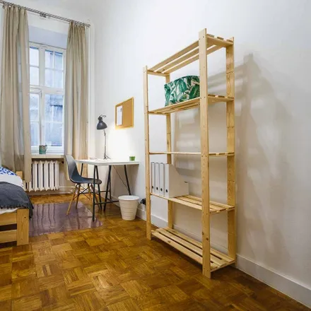 Rent this 5 bed room on Stanisława Noakowskiego 10 in 00-666 Warsaw, Poland