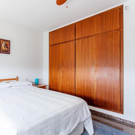 Rent this 4 bed room on Carrer de Cavanilles in 20, 46010 Valencia