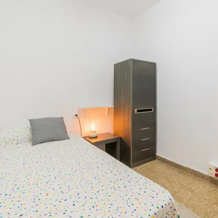 Rent this 5 bed room on Carrer de Ciril Amorós in 48, 46004 Valencia