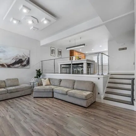 Image 1 - 22225 Erwin Street, Los Angeles, CA 91367, USA - House for sale