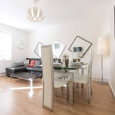 Rent this 3 bed apartment on London in N1 5EH, United Kingdom