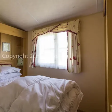 Image 1 - Frinton and Walton, CO14 8HL, United Kingdom - House for rent