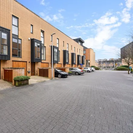 Rent this 3 bed townhouse on Francis Street in Cardiff, CF11 0JX