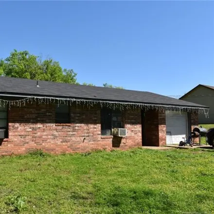 Buy this 3 bed house on 1468 West Kiamichi Street in Hugo, OK 74743