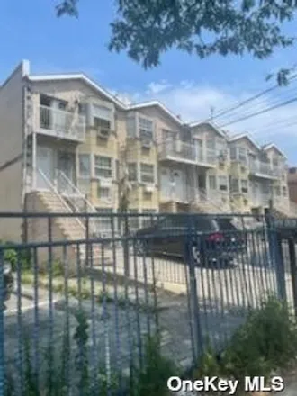 Rent this 3 bed condo on 92-11 190 Street