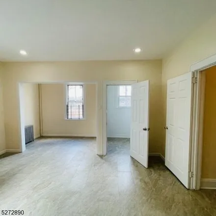 Image 6 - 27 Cleremont Avenue, Irvington, NJ 07111, USA - House for rent