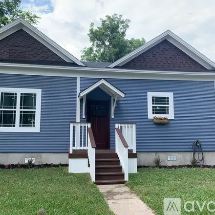 Rent this 3 bed house on 239 East Woodlawn Avenue