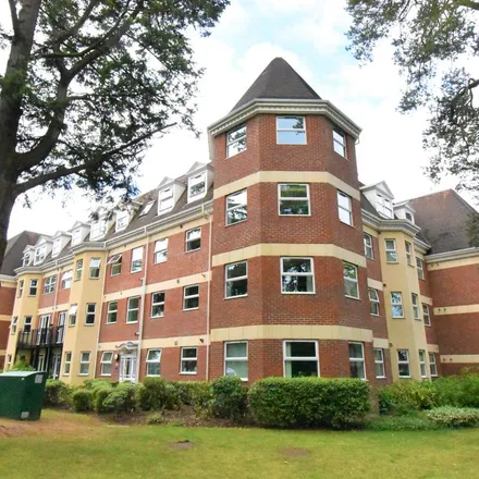 Image 3 - Elmhurst Court, Middle Gordon Road, Camberley, GU15 3NU, United Kingdom - Apartment for rent