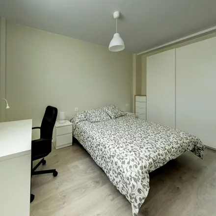 Rent this 2 bed apartment on Calle Eduardo Dato in 22, 50005 Zaragoza