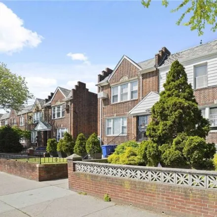 Image 3 - 53-56 65th Place, New York, NY 11378, USA - House for sale
